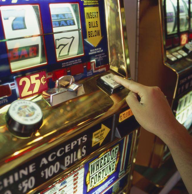 Gioco, il Comune stoppa le slot nei centri sociali 