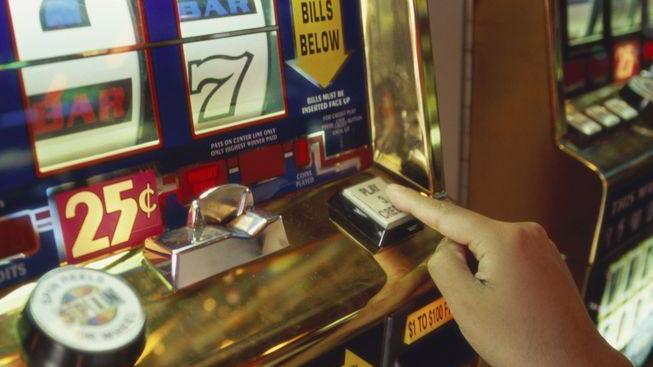 Gioco, il Comune stoppa le slot nei centri sociali