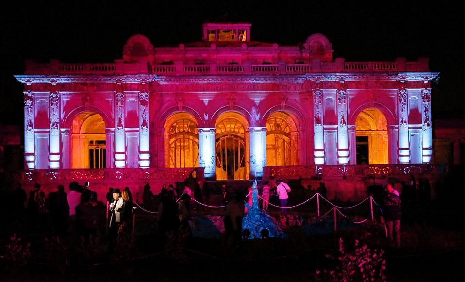 La facciata del principale fabbricato delle terme del Corallo con l'illuminazione show di sabato notte (Repetti Pentafoto)