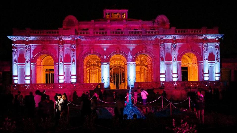 La facciata del principale fabbricato delle terme del Corallo con l'illuminazione show di sabato notte (Repetti Pentafoto)