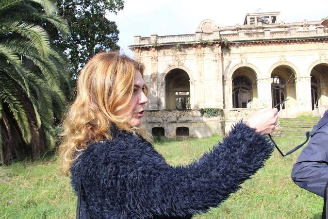 Silvia Menicagli durante un sopralluogo alle terme del Corallo nello scorso inverno (Repetti Pentafoto)