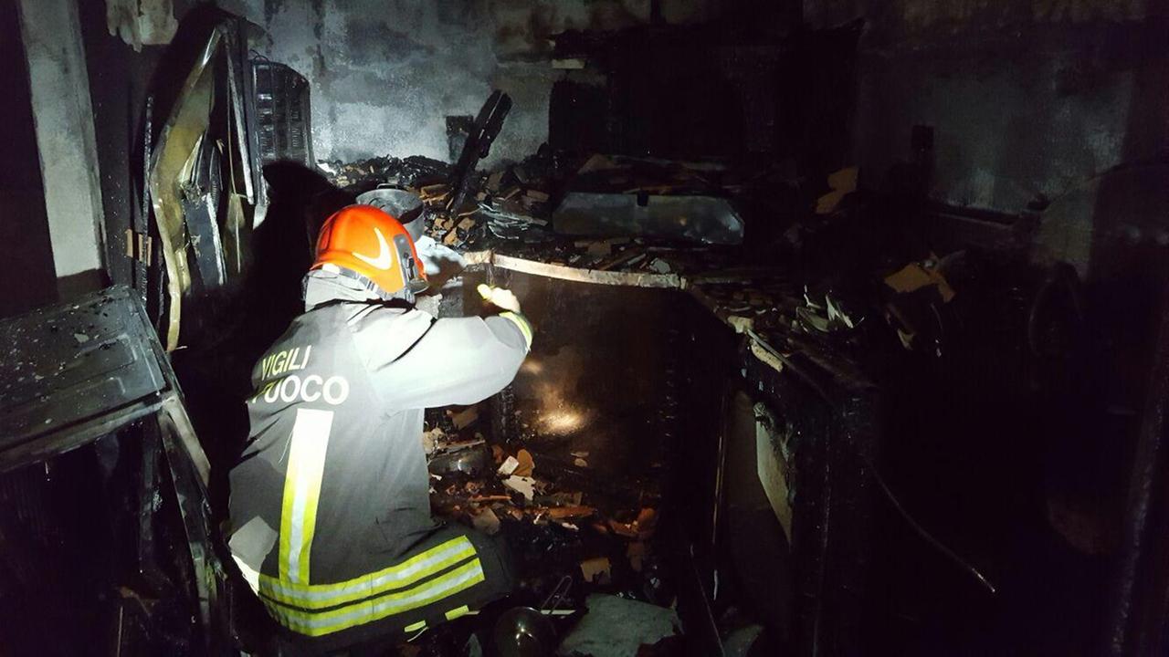 L'intervento dei vigili del fuoco (foto Enzo Russo)