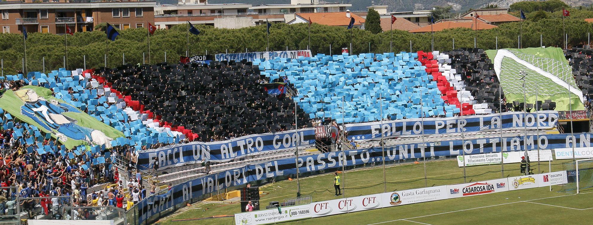 La spettacolare coreografia in occasione di Pisa-Pordenone (foto Muzzi)