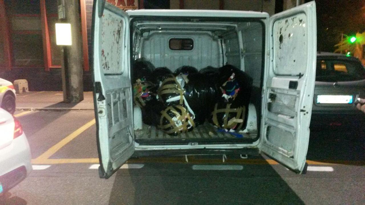 I sacchi pieni di scarti tessili sequestrati dalla polizia municipale