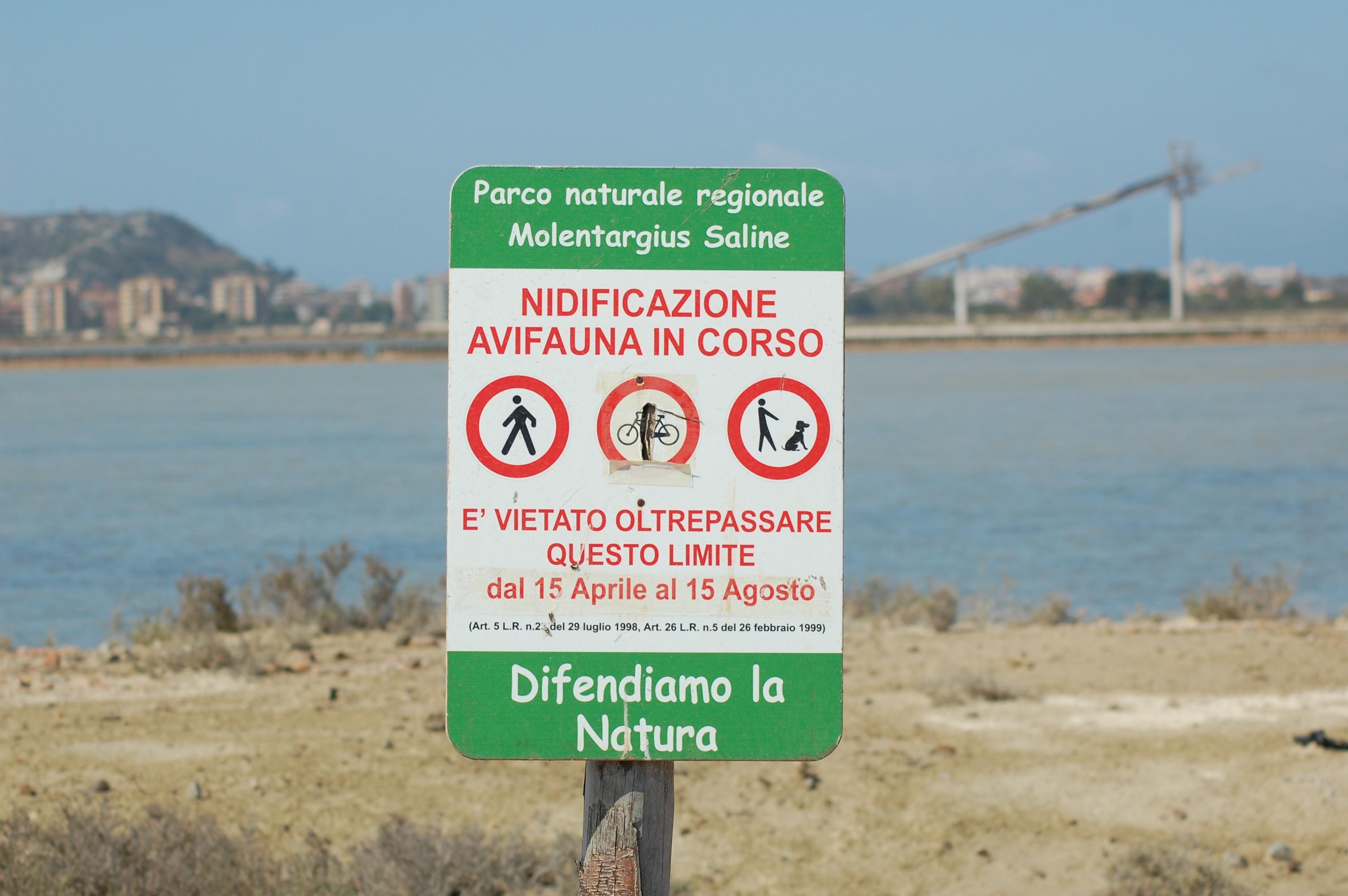 Il cartello ben visibile davanti alla zona di accesso nel punto dove nidifica il Cavaliere d'Italia