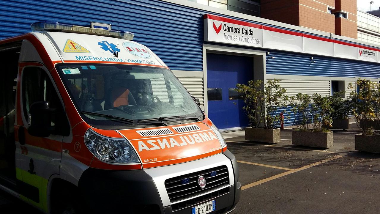 Forte dei Marmi, si schianta con l'auto e vola da oltre due metri su un piazzale