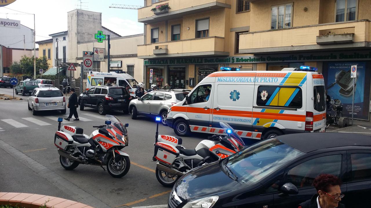 L'intervento dell'ambulanza davanti alla farmacia di Narnali