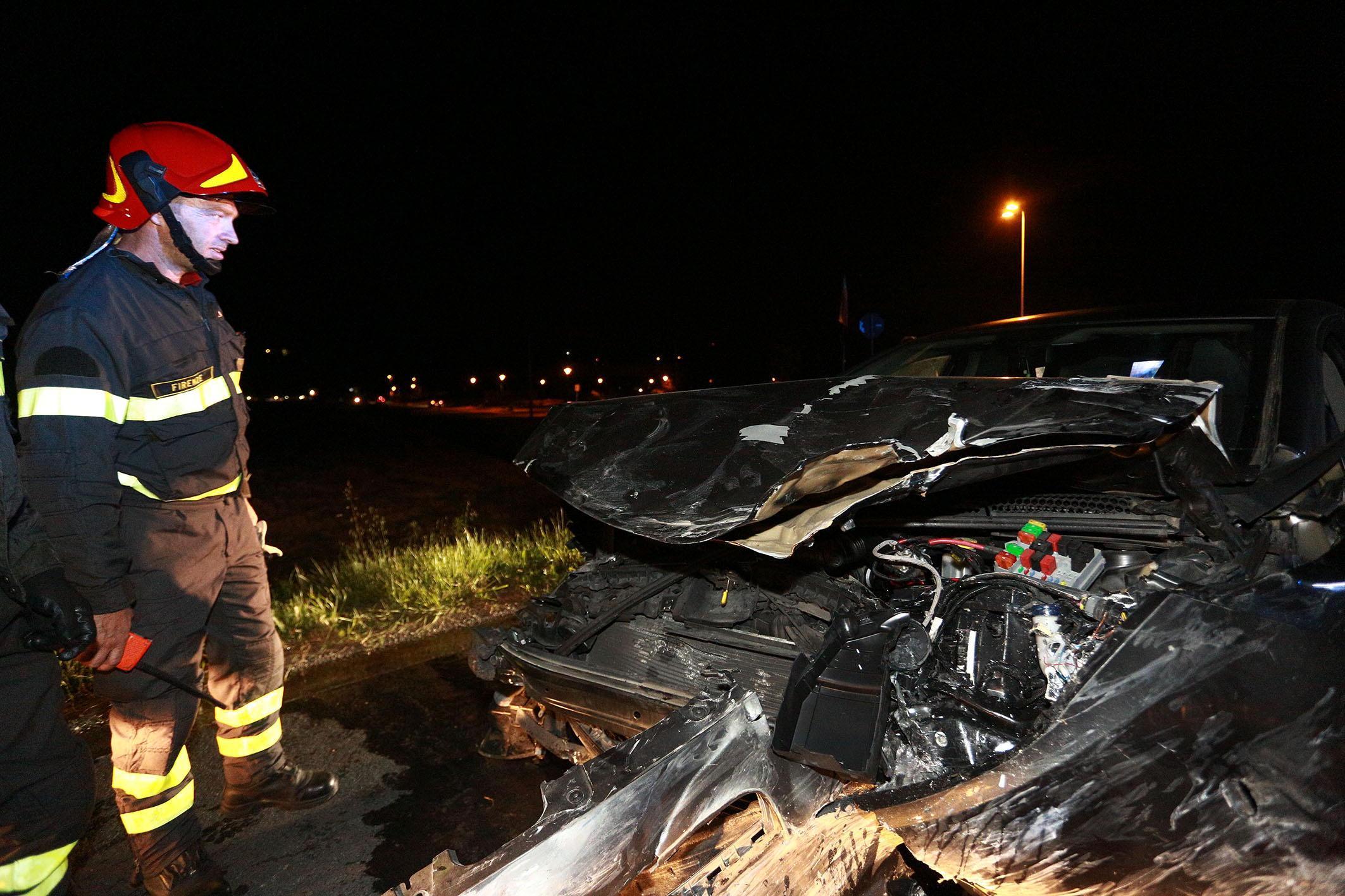La Fiat Bravo ridotta a un ammasso di lamiere dopo lo scontro (Foto Agenzia Carlo Sestini)