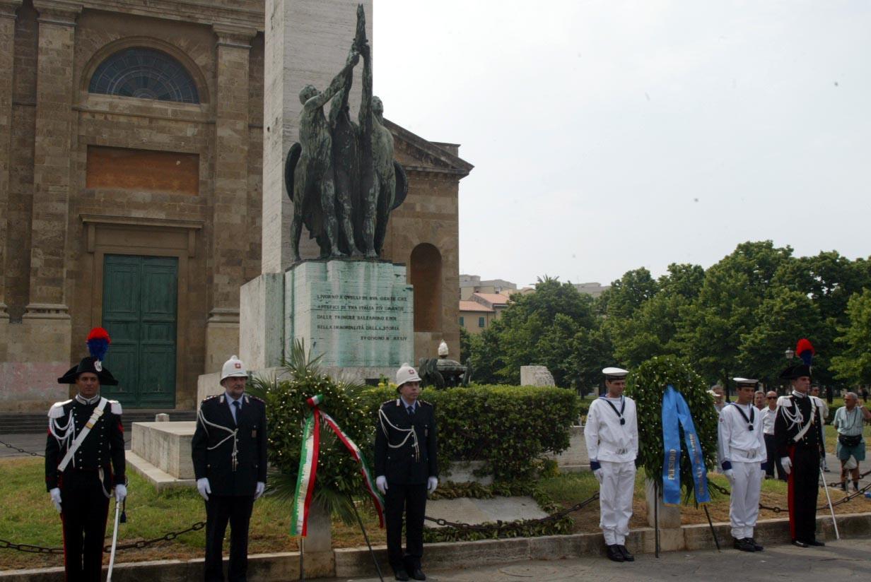 Cerimonia del 2 giugno al monumento ai Caduti in piazza della Vittoria durante una passata edizione (foto di archivio)