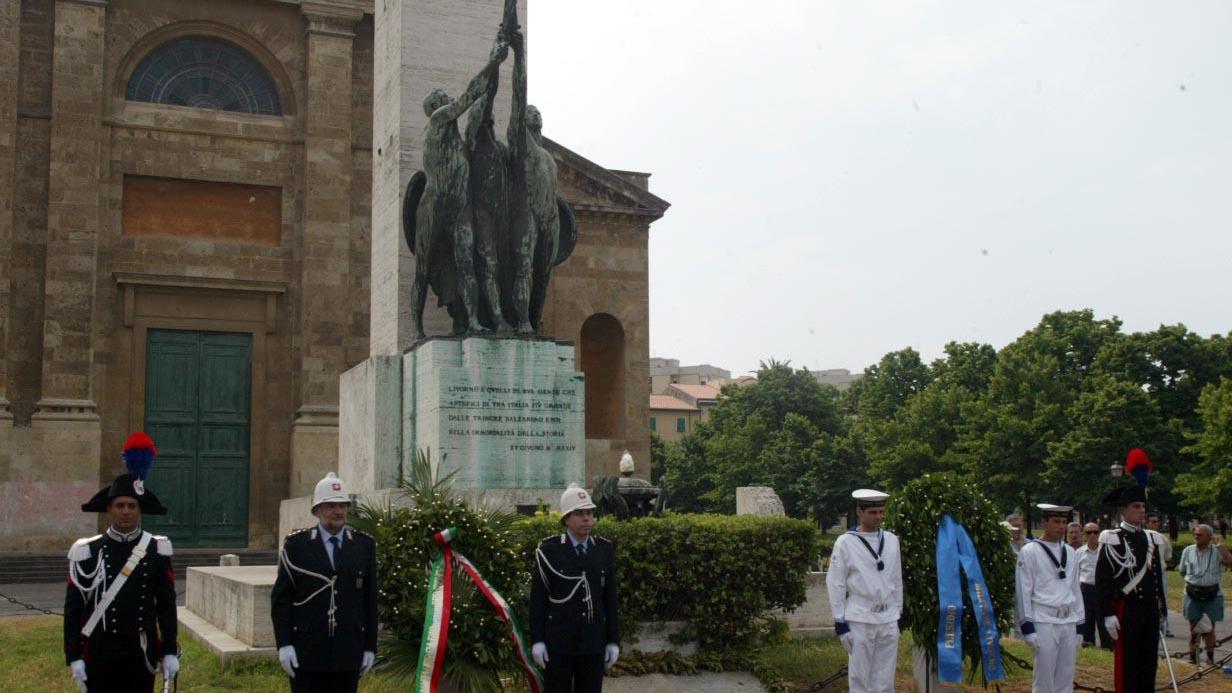 Cerimonia del 2 giugno al monumento ai Caduti in piazza della Vittoria durante una passata edizione (foto di archivio)