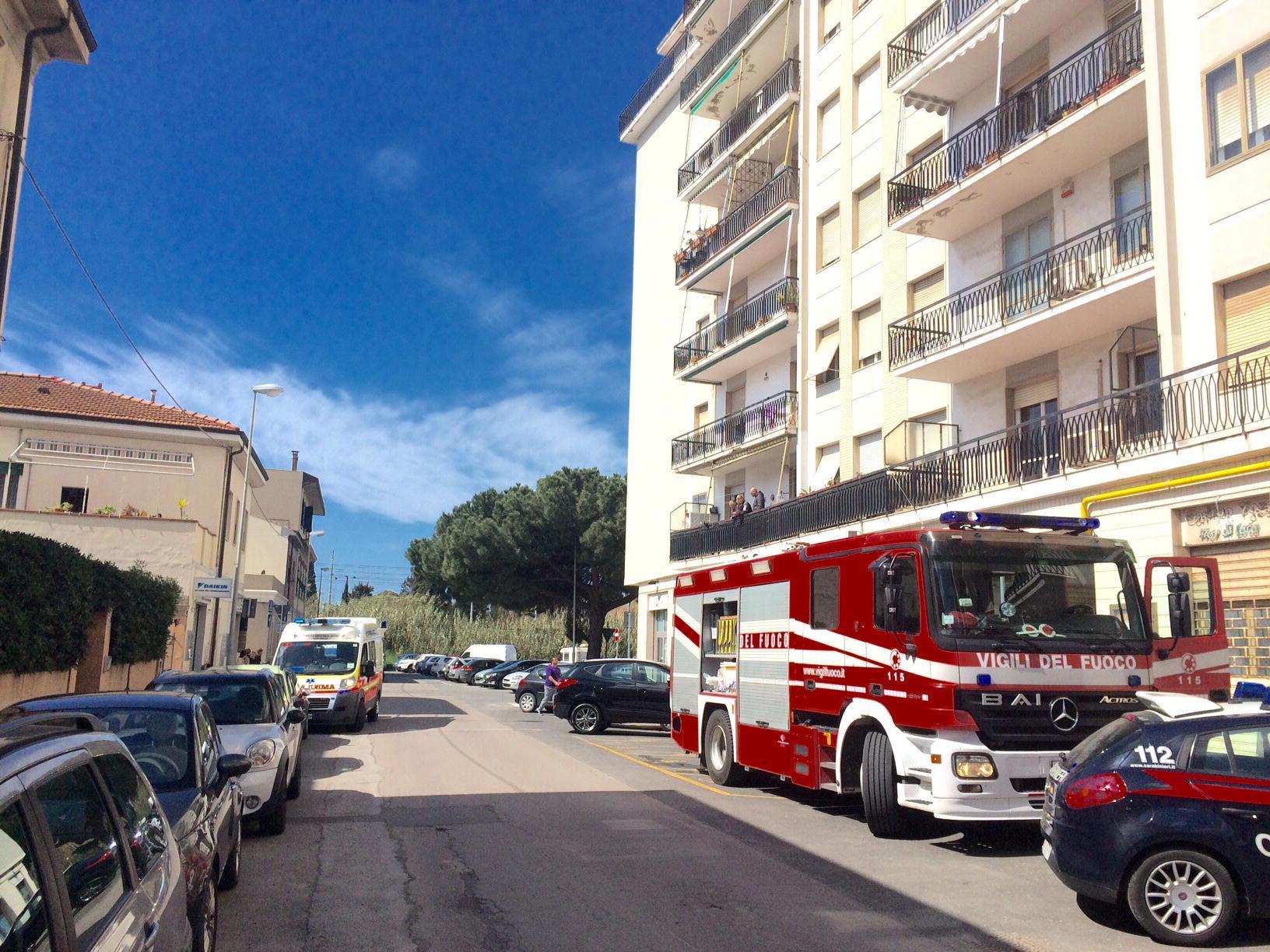 In via Montanara sono intervenuti vigili del fuoco, Pubblica assistenza e carabinieri (foto d'archivio)