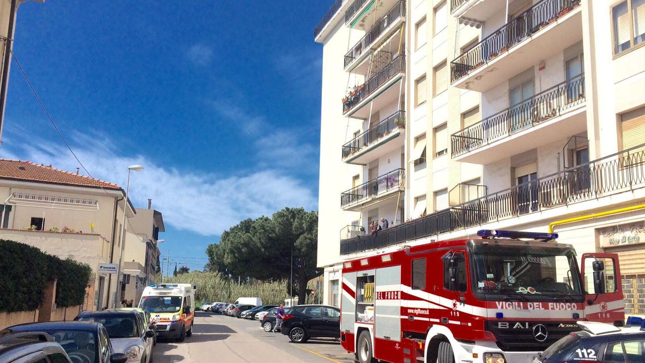 In via Montanara sono intervenuti vigili del fuoco, Pubblica assistenza e carabinieri (foto d'archivio)