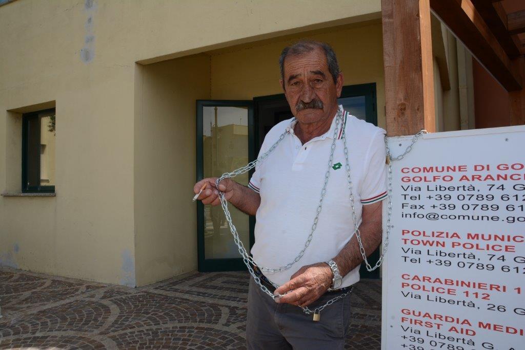 Roberto Bruno protesta davanti al municipio di Golfo Aranci