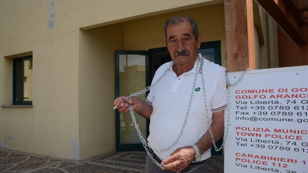Roberto Bruno protesta davanti al municipio di Golfo Aranci
