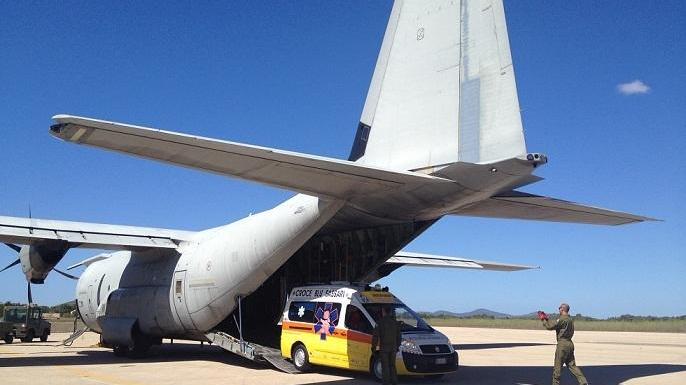 Un C130-J dell'Aeronautica militare imbarca un'ambulanza nell'aeroporto di Alghero