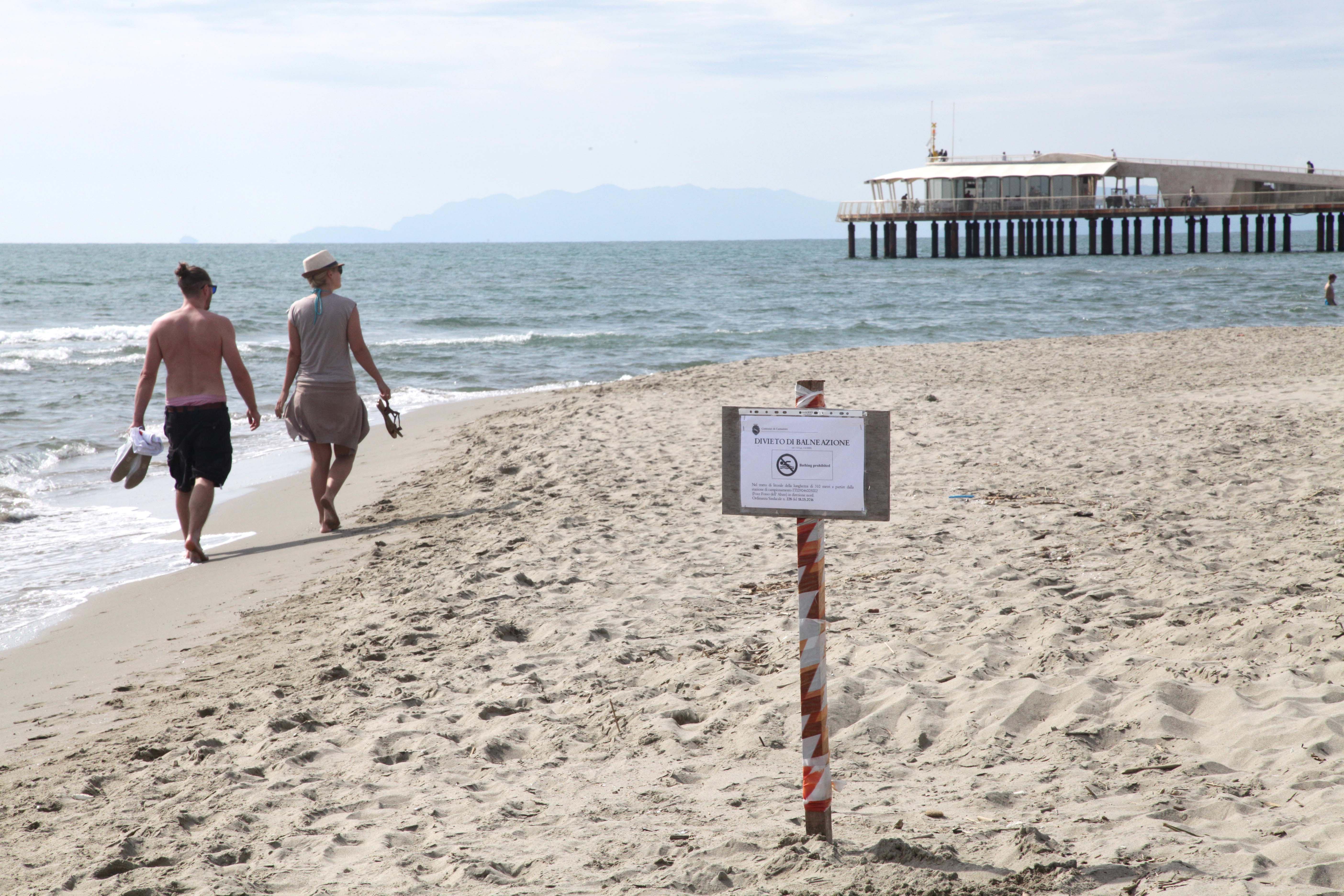 Il divieto di balneazione sulla spiaggia di Lido