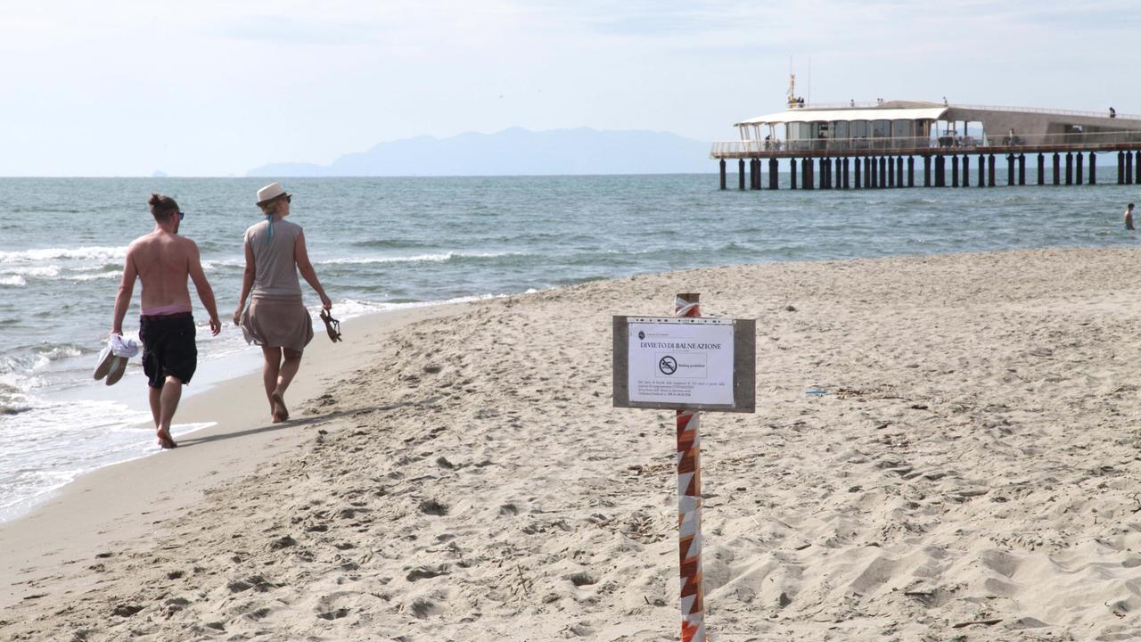 Il divieto di balneazione sulla spiaggia di Lido