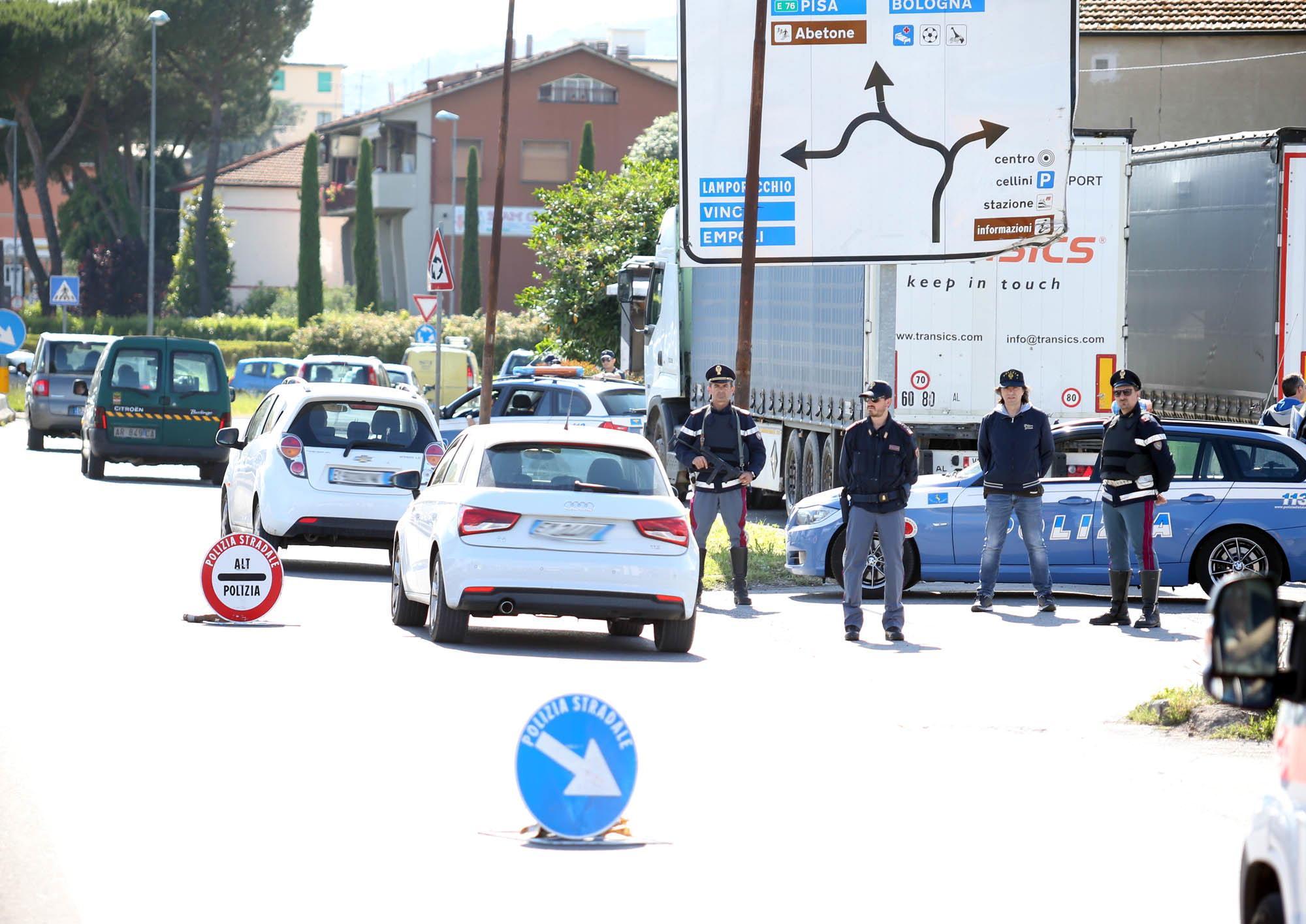 Un posto di controllo della Polizia in via Guicciardini 