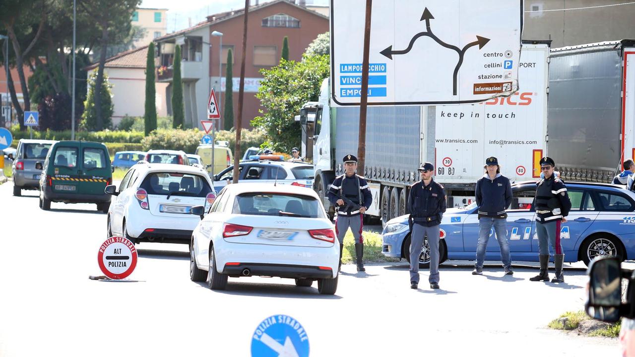 Un posto di controllo della Polizia in via Guicciardini