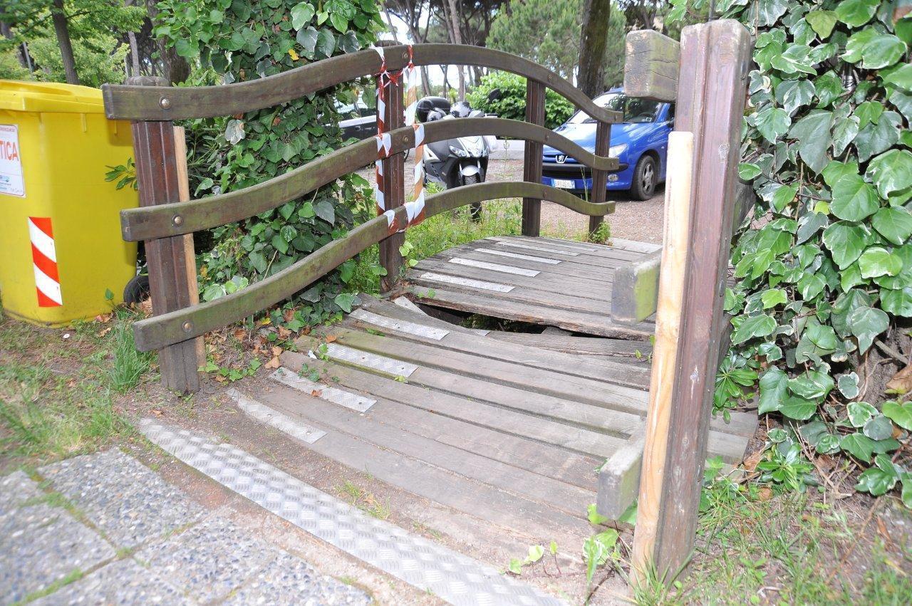 Il ponte pericoloso nella Pineta di Levante