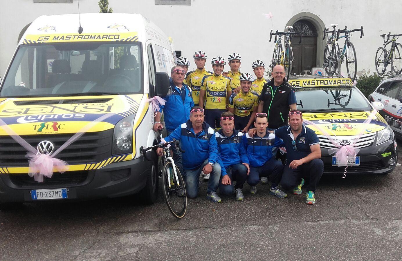 Apre lo sportello dell'auto e prende in pieno un gruppo di ciclisti: in sei all'ospedale 