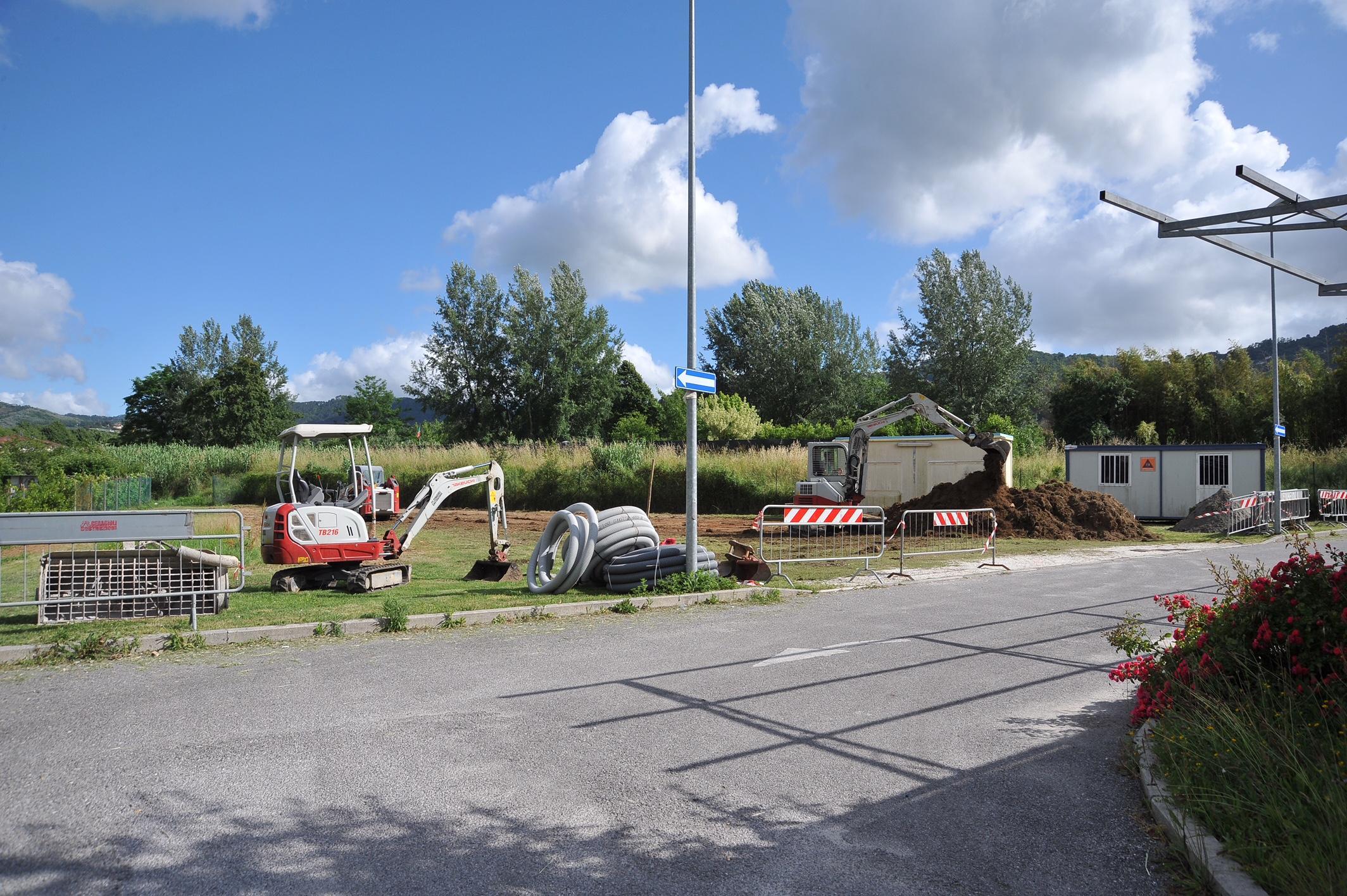 Operai al lavoro, martedì 31 maggio, nel campo che ospiterà i profughi a Camaiore (foto Paglianti)