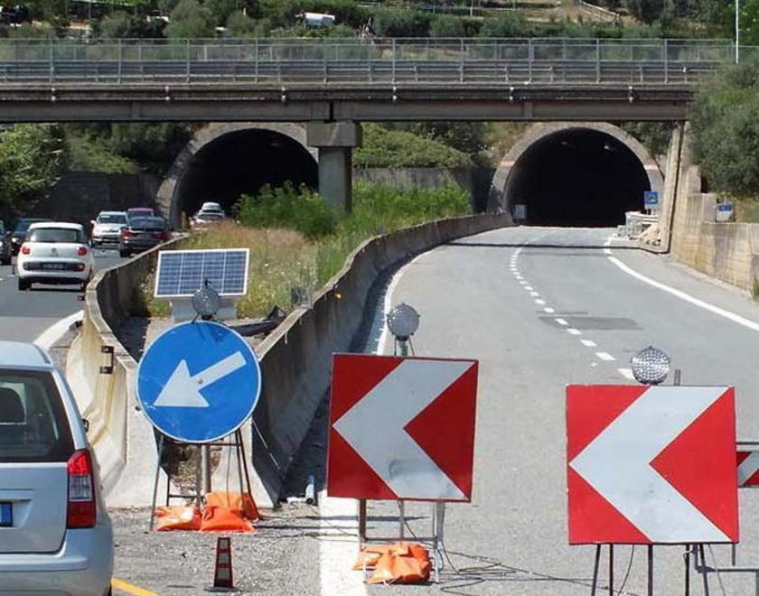 Un cantiere allestito in prossimità della galleria San Carlo
