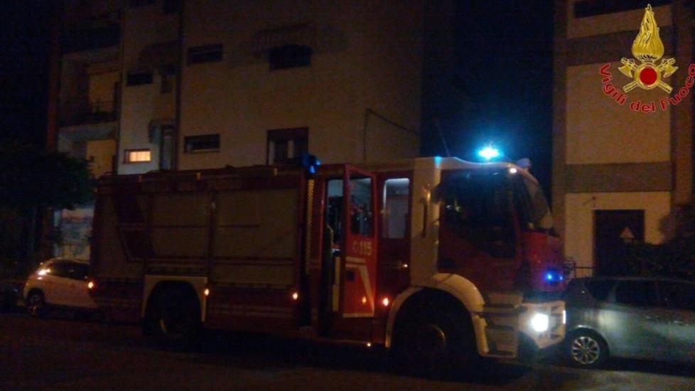A fuoco la cappa della stufa paura per un’anziana