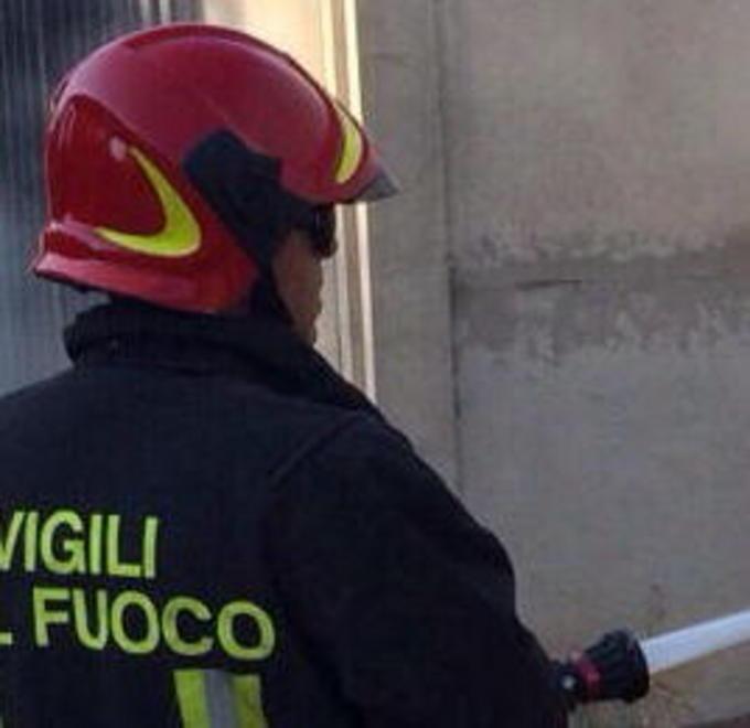 A fuoco una cabina di verniciatura