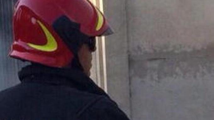A fuoco una cabina di verniciatura
