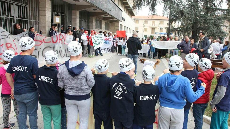 Cittadini e nuotatori si fanno avanti per gestire le vasche