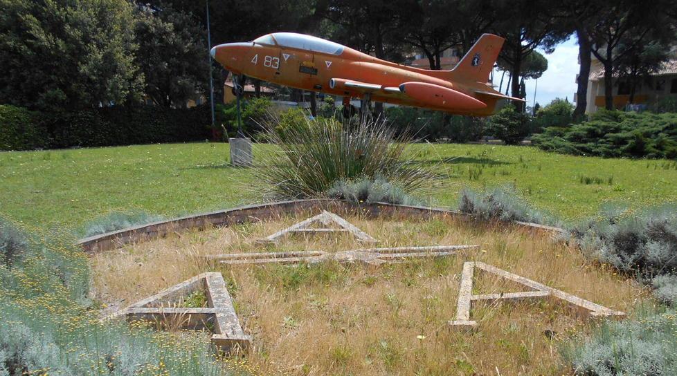 Coperto d’erba il monumento ai caduti 