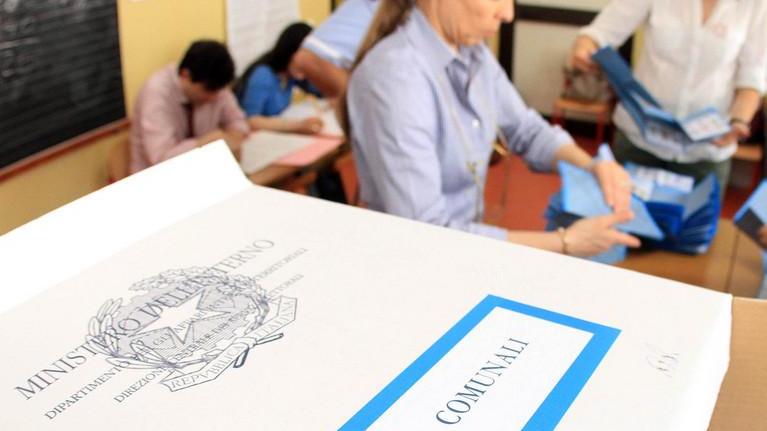 Al voto sono chiamati 2.358 elettori