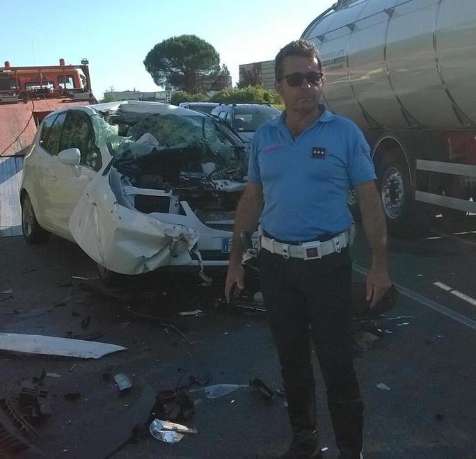Auto contro un camion Non si esclude l’ipotesi guasto