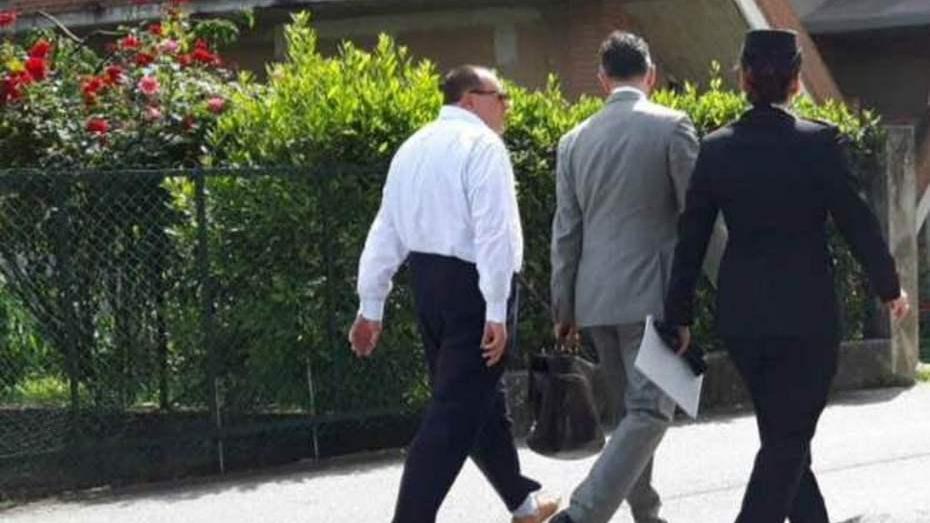 Truffa, i carabinieri in casa di don Euro
