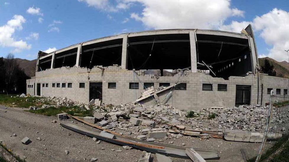 Palasport, lavori fermi i genitori protestano