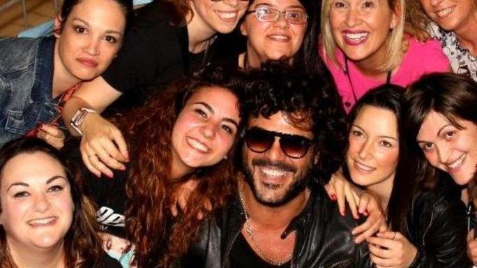 Francesco Renga incontra le fan all’Auchan