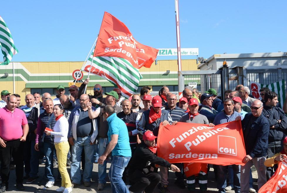 Sit in davanti alla DeVizia «Dipendenti senza tutela»