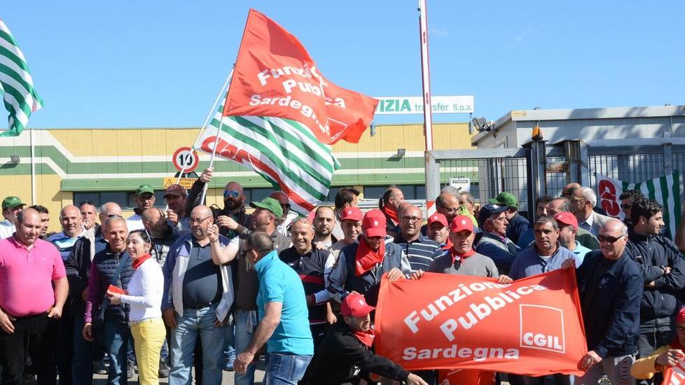 Sit in davanti alla DeVizia «Dipendenti senza tutela»