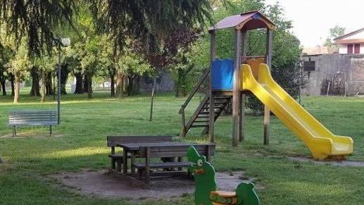 Tutti insieme per l’altalena dei bimbi con disagi