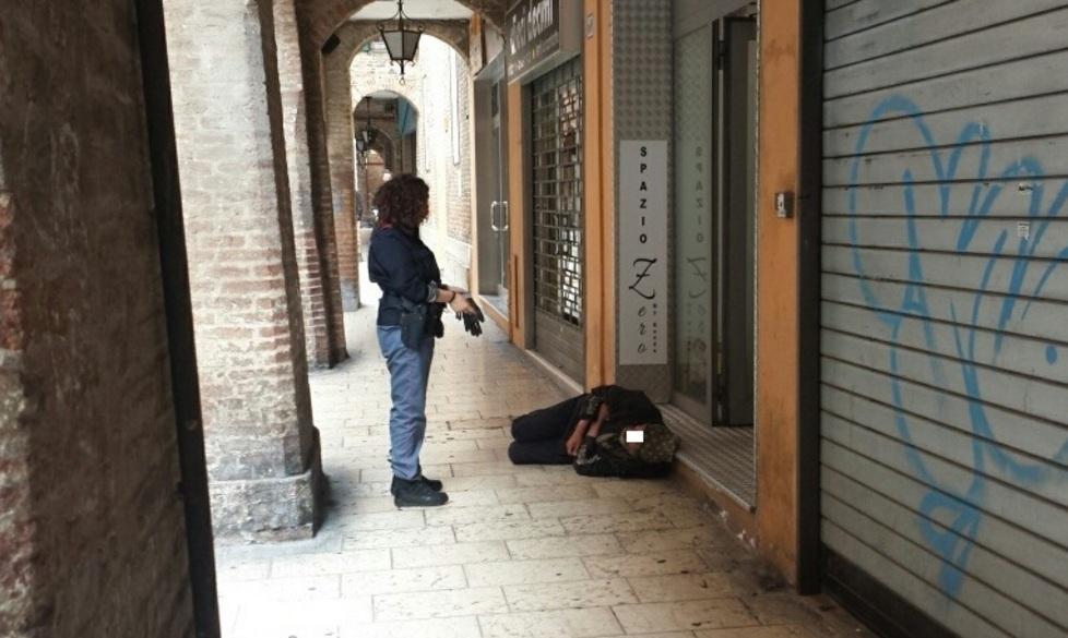Senzatetto dorme sotto il portico