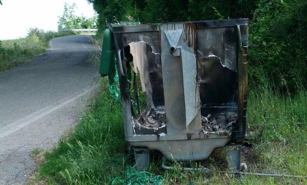Cassonetti incendiati nella notte