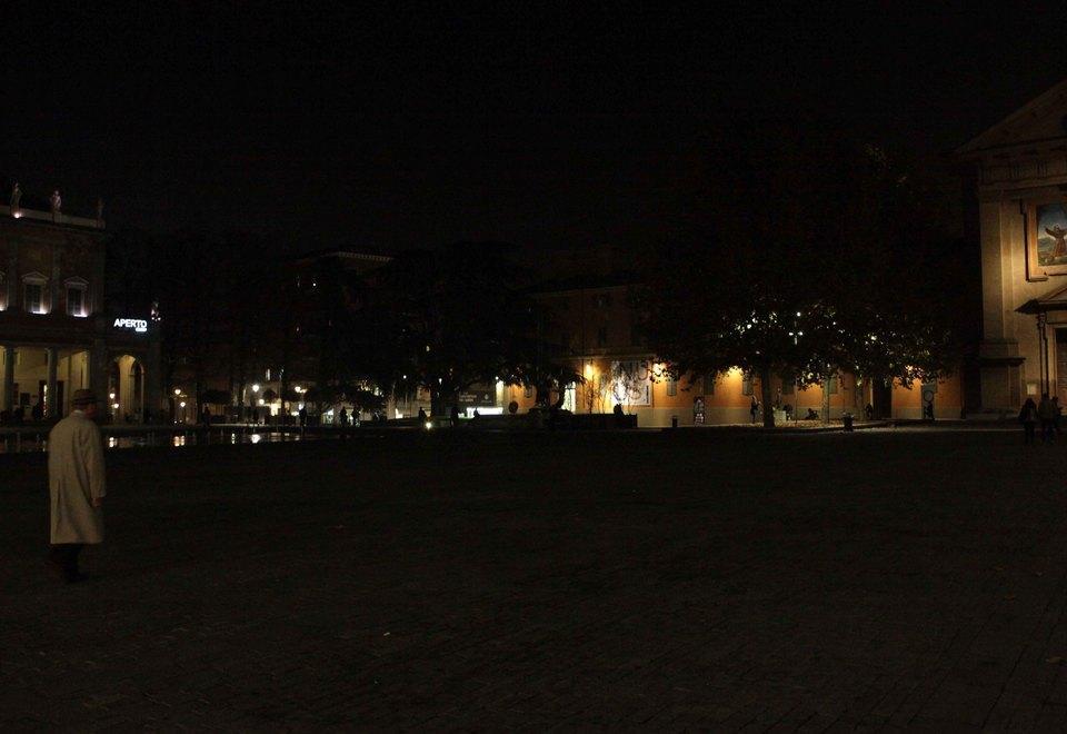 «Piazza Martiri del 7 Luglio buia? Non c’è stata la manutenzione» 