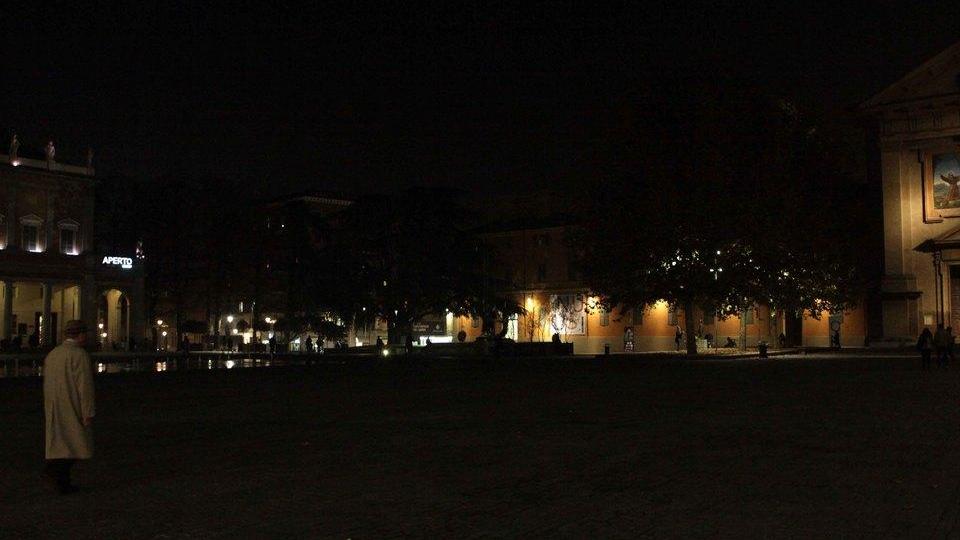 «Piazza Martiri del 7 Luglio buia? Non c’è stata la manutenzione»