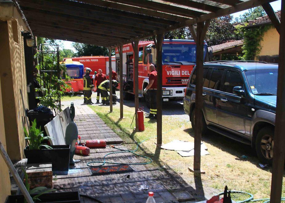 A fuoco una casa, intossicati due giovani 