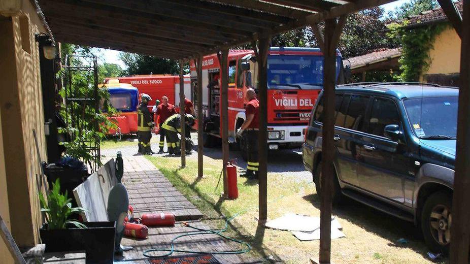 A fuoco una casa, intossicati due giovani