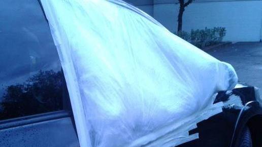 Barista rapinata in auto nel parcheggio di casa