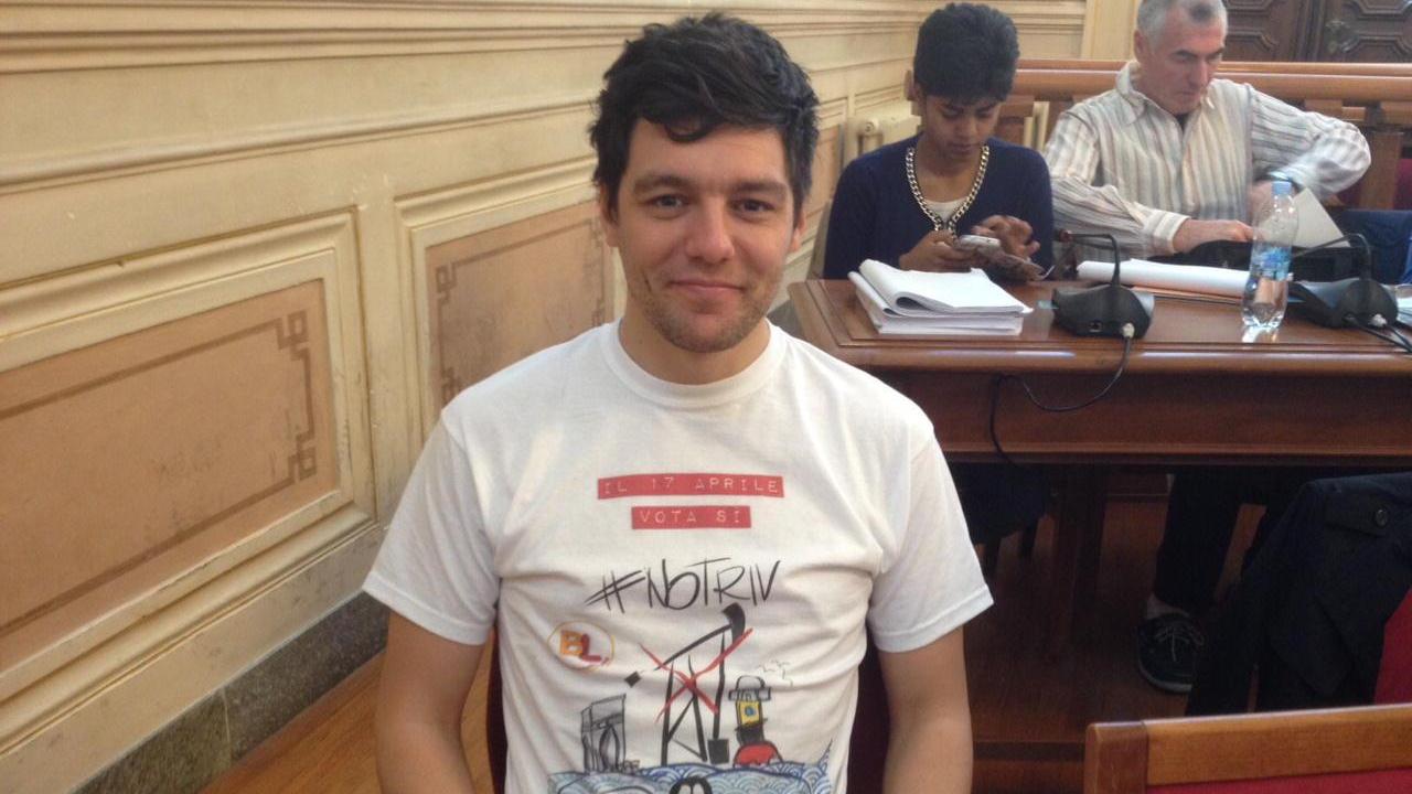 Consigliere comunale difende uno straniero picchiato in un locale