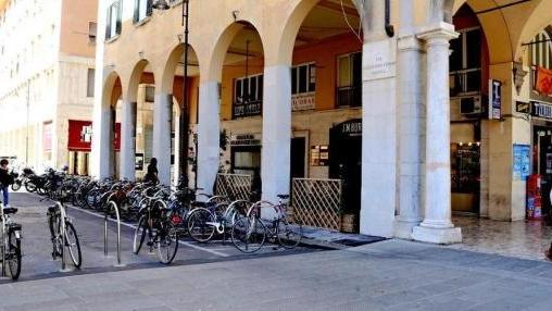 Venditore picchiato in un locale, lo sfogo della titolare: quel cliente mai più da noi
