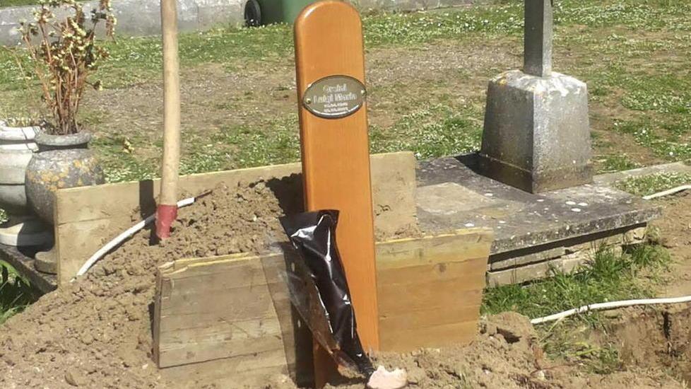 Padre sepolto senza avvertire il figlio dopo l'autopsia